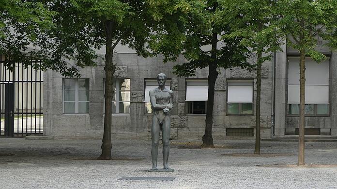 "Ihr trugt die Schande nicht": So heißt es am Ehrenmal im Ehrenhof des Bendlerblocks in der Gedenkstätte Deutscher Widerstand in Berlin.