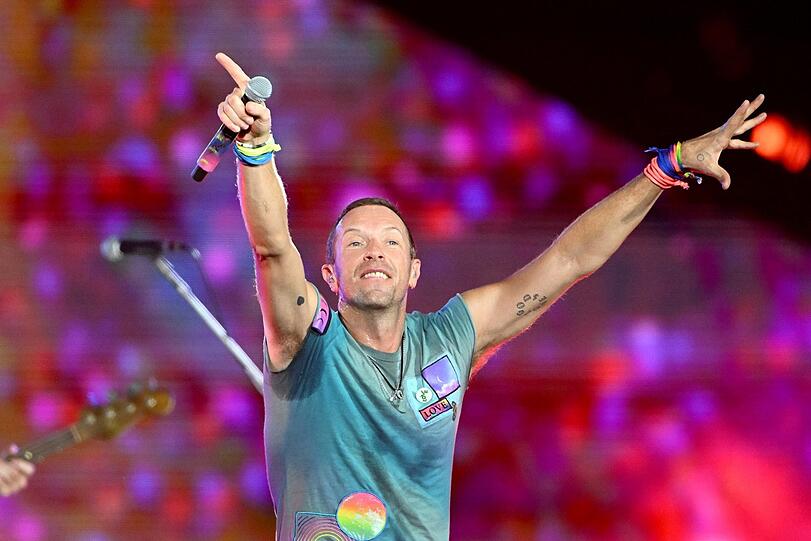 Chris Martin heizt die Party an.