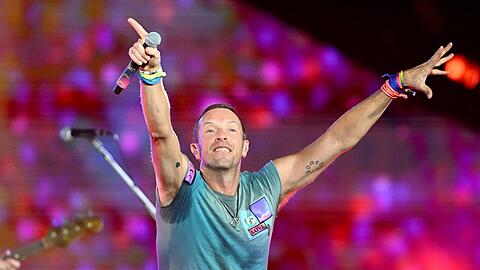 Chris Martin heizt die Party an.