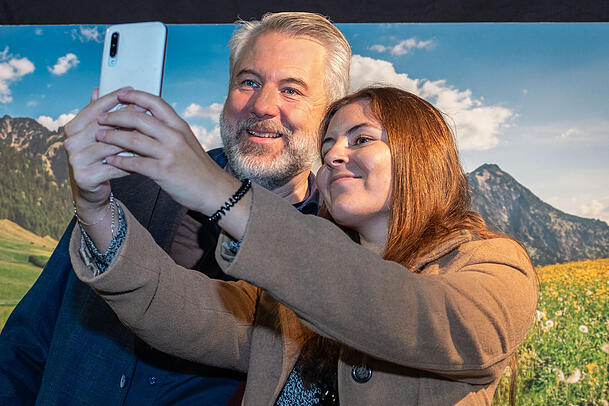 Dieter Fischer posiert mit einem Fan für ein Selfie. Dieter Fischer posiert mit einem Fan für ein Selfie.