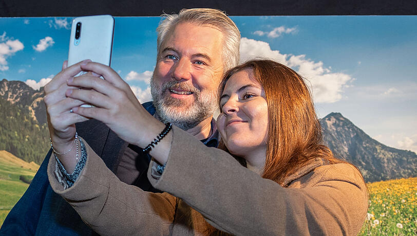Dieter Fischer posiert mit einem Fan für ein Selfie. Dieter Fischer posiert mit einem Fan für ein Selfie.