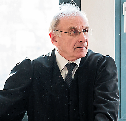 Der frühere Lehrbeauftragte der LMU, Franz Bethäuser, verteidigt als Strafverteidiger Geflüchtete, die gerade ein Asylverfahren durchlaufen oder denen die Abschiebung – unter anderem nach Afghanistan – droht.