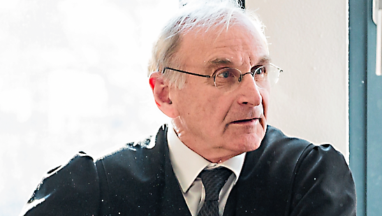 Der frühere Lehrbeauftragte der LMU, Franz Bethäuser, verteidigt als Strafverteidiger Geflüchtete, die gerade ein Asylverfahren durchlaufen oder denen die Abschiebung – unter anderem nach Afghanistan – droht. Der frühere Lehrbeauftragte der LMU, Franz Bethäuser, verteidigt als Strafverteidiger Geflüchtete, die gerade ein Asylverfahren durchlaufen oder denen die Abschiebung – unter anderem nach Afghanistan – droht.
