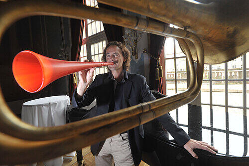 Solo&ndash;Posaunist Harald Pschorr kann selbst der Vuvuzela Melodiefolgen entlocken &ndash; als Musikinstrument ist sie aber eher ungeeignet.