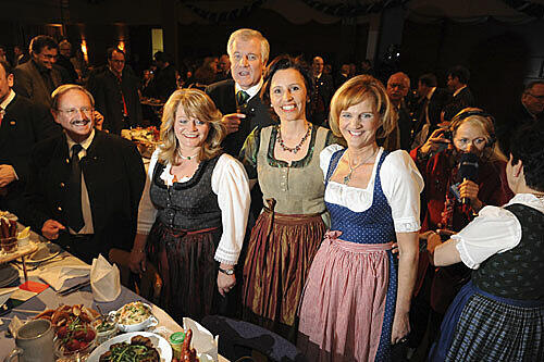 Bevor es losging noch schnell ein Foto: Alexandra Schörghuber, Horst Seehofer mit Frau und Ministerin Christine Haderthauer.