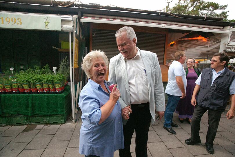 Standlfrau Elke Fett und Markthallenboss Rainer Hechinger beim Lokaltermin auf dem Viktualienmarkt.