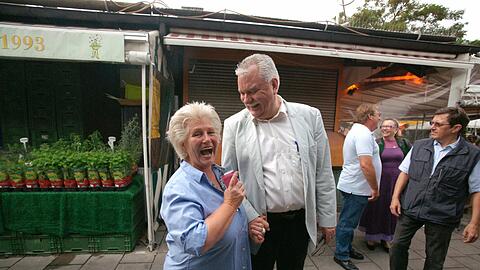 Standlfrau Elke Fett und Markthallenboss Rainer Hechinger beim Lokaltermin auf dem Viktualienmarkt.