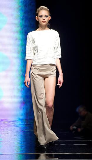 Ist das der neue Nackt-Trend? Bei der Fashion Week in Polen präsentieren Models transparente Mode - sehen Sie hier die besten Bilder.