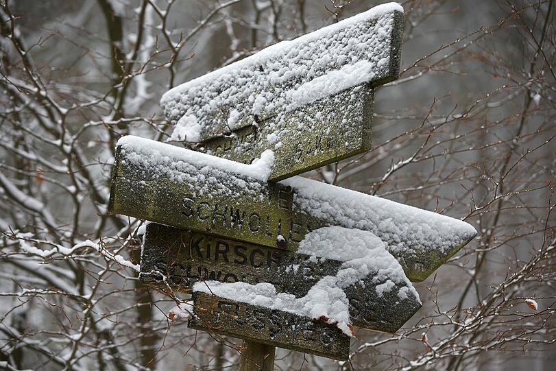Der erste Schnee ist gefallen und verhüllt alles in ein sanftes Weiß. Aber Achtung Autofahrer: Die Straßen sind glatt.