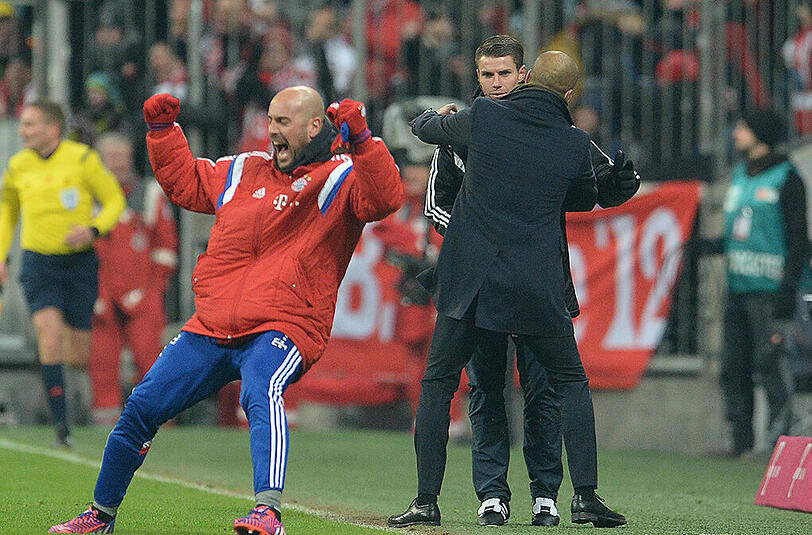 Um ihn kurz darauf dann gleich um den Hals zu fallen. Denn der folgende Eckball nach dem nicht gegebenen Tor bringt den Bayern die 1:0-Führung.