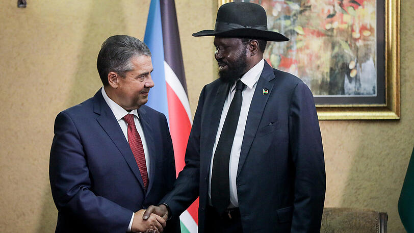 Außenminister Sigmar Gabriel (SPD) wird in Juba, vom Präsidenten der Republik Südsudan, Salva Kiir, empfangen. Im Mittelpunkt der Reise des Außenministers nach Uganda und Südsudan steht die Flüchtlingspolitik.