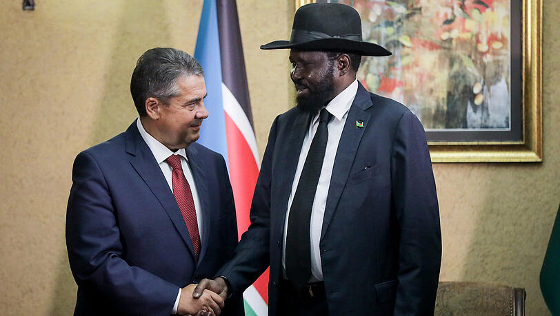 Außenminister Sigmar Gabriel (SPD) wird in Juba, vom Präsidenten der Republik Südsudan, Salva Kiir, empfangen. Im Mittelpunkt der Reise des Außenministers nach Uganda und Südsudan steht die Flüchtlingspolitik. Außenminister Sigmar Gabriel (SPD) wird in Juba, vom Präsidenten der Republik Südsudan, Salva Kiir, empfangen. Im Mittelpunkt der Reise des Außenministers nach Uganda und Südsudan steht die Flüchtlingspolitik.