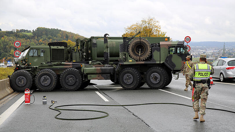 Ein kurioser Unfall der US Army legte am Samstag die A9 lahm. Die Bilder.