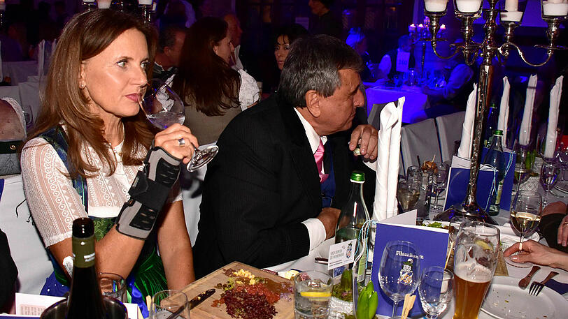 Da schau her, äh, weg: Peter Pongratz sitzt beim Filserball neben einer hübschen Frau, die nicht seine Ehefrau ist, und möchte partout nicht fotografiert werden.