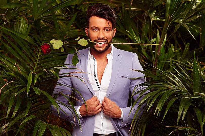 "Bachelor und im Paradies und zurück und überhaupt. Ich habe Domenico de Cicco im vergangenen Jahr bei der Kiez-Tour von Olivia Jones kennengelernt. Eigentlich ein ganz lustiger Junge. Hatte Angst vor mir &ndash; was schon mal sehr gut ist! Er ist natürlich nicht die hellste Kerze auf der Torte, aber was macht das heute schon!?!?"