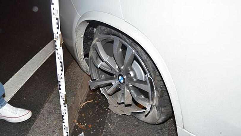 Die Felge des BMW X5 ist zerbrochen, ein Spitterstück hat eine Fußgängerin verletzt.