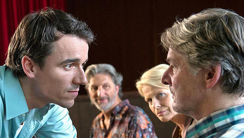 "Blütenträume": Kursleiter Jan (Alexander Khuon) ist unzufrieden mit Heinz' (Max Herbrechterz) Selbstpräsentation "Blütenträume": Kursleiter Jan (Alexander Khuon) ist unzufrieden mit Heinz' (Max Herbrechterz) Selbstpräsentation