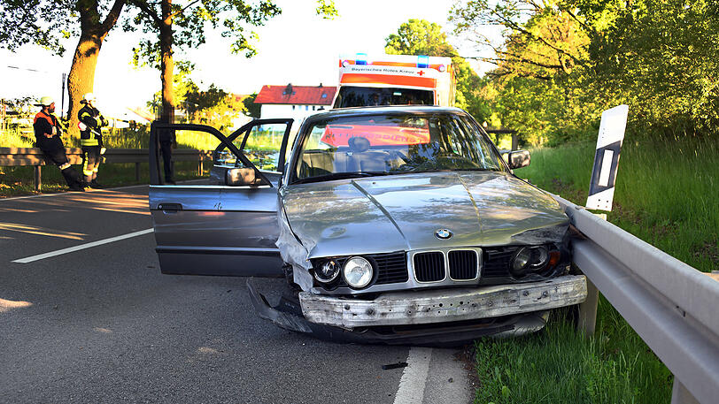 An dem alten 5er BMW entstand wirtschaftlicher Totalschaden - Bilder vom Unfallort.