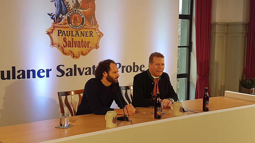 Maxi Schafroth (l.) und Paulaner-Chef Andreas Steinfatt bei der Bekanntgabe des Kinseher-Nachfolgers.