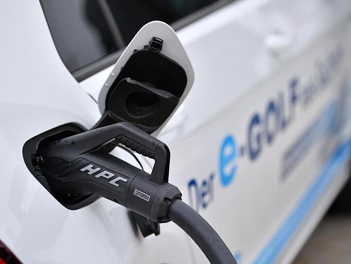 Der Betriebsrat des Autokonzerns Volkswagen hat sich für eine europaweite Quote zum Aufbau von Ladestationen für Elektroautos ausgesprochen.