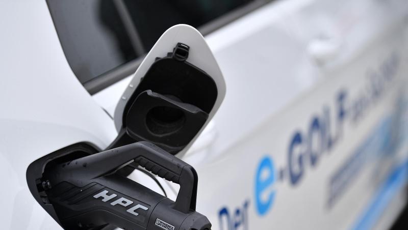 Der Betriebsrat des Autokonzerns Volkswagen hat sich für eine europaweite Quote zum Aufbau von Ladestationen für Elektroautos ausgesprochen. Der Betriebsrat des Autokonzerns Volkswagen hat sich für eine europaweite Quote zum Aufbau von Ladestationen für Elektroautos ausgesprochen.