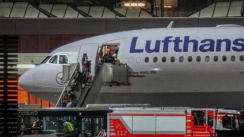 Die Evakuierten aus Kabul verlassen in Frankfurt das Flugzeug.
