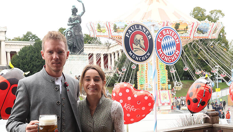 Julian Nagelsmann und seine Freundin Lena Wurzenberger beim offiziellen Wiesn-Besuch des FC Bayern im Herbst vergangenen Jahres.