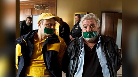 "Harter Brocken: Der Waffendeal": Dorfsheriff Koops (Aljoscha Stadelmann, r.) und Postbote Heiner (Moritz Führmann) in der Klemme.