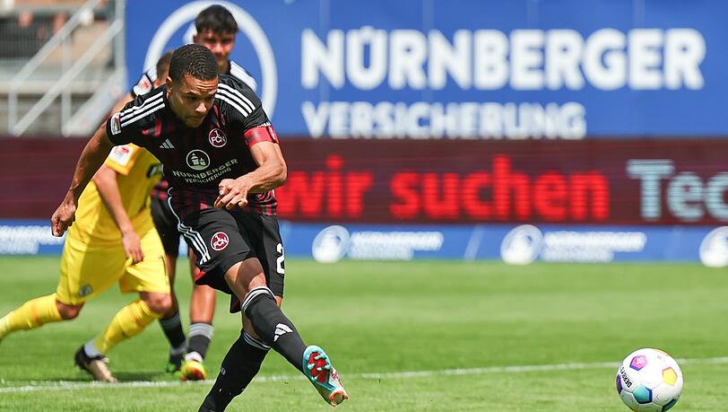 Der Nürnberger Jan Gyamerah erzielt per Strafstoß den Treffer zum 2:0.