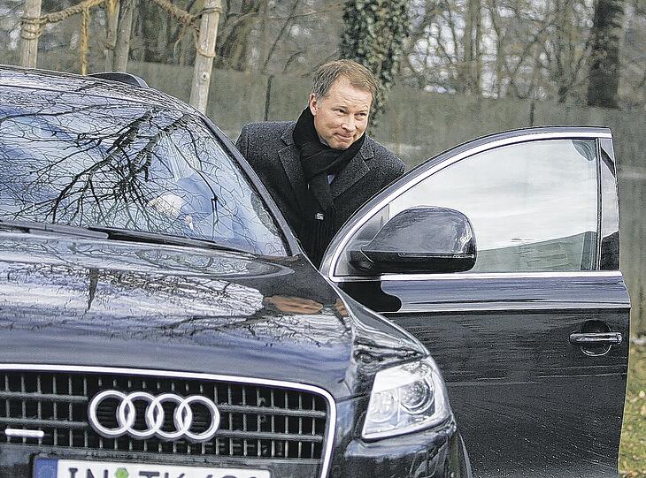 &bdquo;Ich bin beurlaubt&ldquo;: Stefan Reuter steigt in seinen Audi und verlässt das Löwen-Gelände an der Grünwalder Straße.