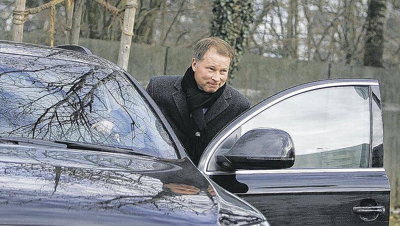 „Ich bin beurlaubt“: Stefan Reuter steigt in seinen Audi und verlässt das Löwen-Gelände an der Grünwalder Straße. „Ich bin beurlaubt“: Stefan Reuter steigt in seinen Audi und verlässt das Löwen-Gelände an der Grünwalder Straße.
