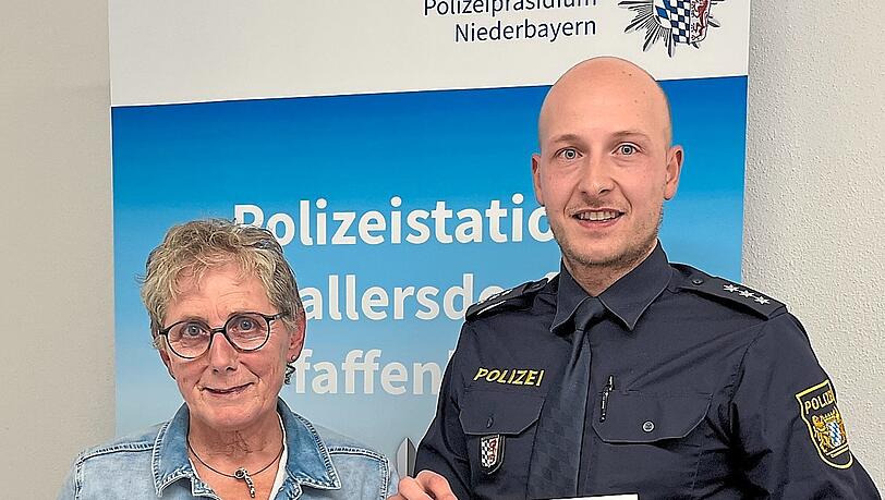 Polizeihauptkommissar Alexander Heigl, Leiter der Polizeistation Mallersdorf-Pfaffenberg, überreicht Minna Lehner ein Schreiben des Präsidiums Niederbayern und eine kleine Geldzuwendung als Anerkennung. Das Geld will Minna Lehner nun spenden. Polizeihauptkommissar Alexander Heigl, Leiter der Polizeistation Mallersdorf-Pfaffenberg, überreicht Minna Lehner ein Schreiben des Präsidiums Niederbayern und eine kleine Geldzuwendung als Anerkennung. Das Geld will Minna Lehner nun spenden.