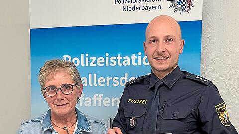 Polizeihauptkommissar Alexander Heigl, Leiter der Polizeistation Mallersdorf-Pfaffenberg, überreicht Minna Lehner ein Schreiben des Präsidiums Niederbayern und eine kleine Geldzuwendung als Anerkennung. Das Geld will Minna Lehner nun spenden.