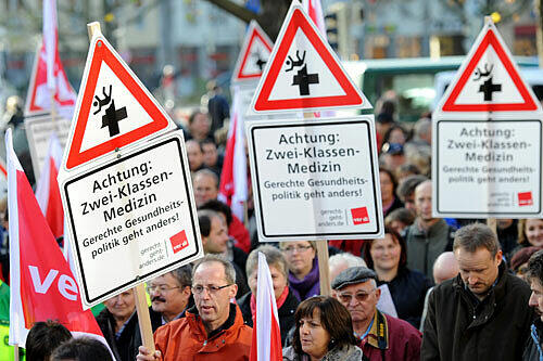&bdquo;Achtung: Zwei-Klassen-Medizin&ldquo; &ndash; nur ein Plakat von vielen bei der Verdi-Demo am Sendlinger Tor.