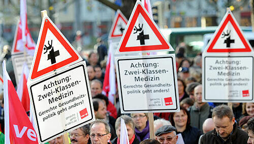 „Achtung: Zwei-Klassen-Medizin“ – nur ein Plakat von vielen bei der Verdi-Demo am Sendlinger Tor. „Achtung: Zwei-Klassen-Medizin“ – nur ein Plakat von vielen bei der Verdi-Demo am Sendlinger Tor.
