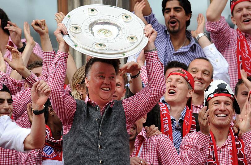 Mit dem Abschied van Gaals nach nicht einmal zwei kompletten Spielzeiten endete eine kurze, aber dennoch erfolgreiche Ära beim Deutschen Rekordmeister. Der Niederländer hatte im Jahr zuvor das Double aus Pokal und Meisterschaft an die Isar geholt und war erst im Champions League-Finale gescheitert.