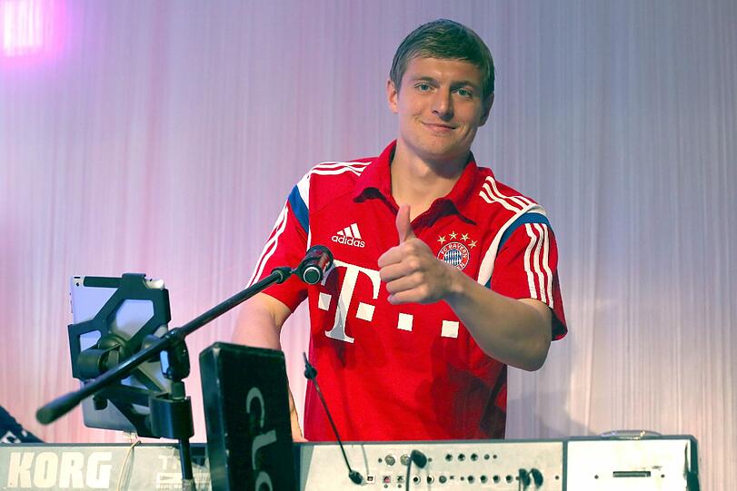 DJ Kroos in the house: Bayern-Star Toni Kroos an den Plattentellern.