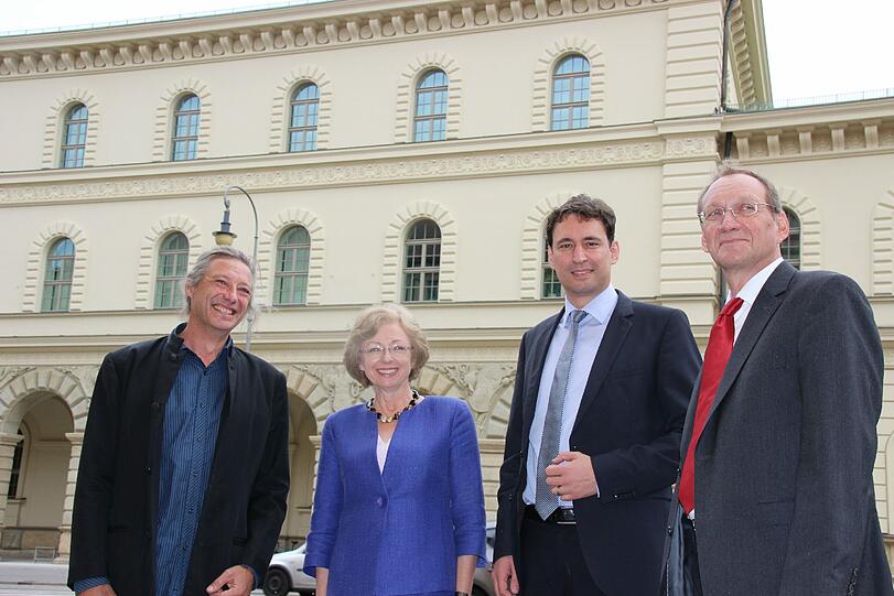 Architekt Michael Miritsch, Staatsarchiv-Generaldirektorin Margit Ksoll-Marcon, Staatssekretär Georg Eisenreich und Baudirektor Albrecht Grundmann sind stolz auf die neue Fassade.