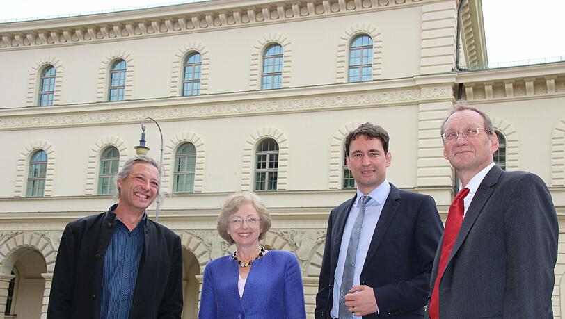 Architekt Michael Miritsch, Staatsarchiv-Generaldirektorin Margit Ksoll-Marcon, Staatssekretär Georg Eisenreich und Baudirektor Albrecht Grundmann sind stolz auf die neue Fassade. Architekt Michael Miritsch, Staatsarchiv-Generaldirektorin Margit Ksoll-Marcon, Staatssekretär Georg Eisenreich und Baudirektor Albrecht Grundmann sind stolz auf die neue Fassade.
