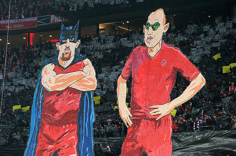 In einer Fan-Choreographie werden Darstellungen von Franck Ribery (l) und Arjen Robben als Badman (Batman) & Robben (Robin) gezeigt.  Auf das reale Duo "Rib und Rob" muss der FC Bayern am Samstag gegen Ingolstadt verzichten.