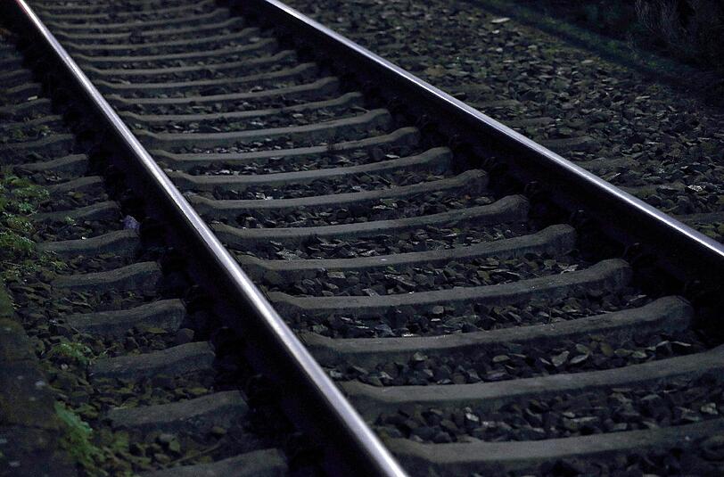 Abkürzung über die Gleise genommen: Ein 19-Jähriger ist in Aßling von einem Zug erfasst worden.