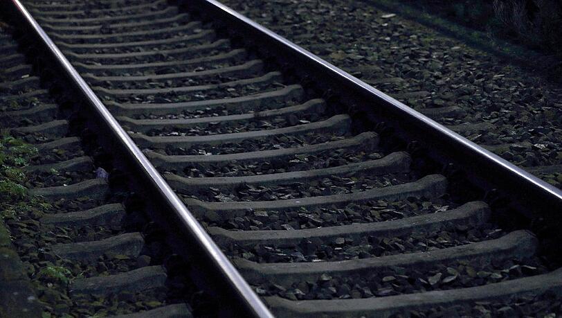 Abkürzung über die Gleise genommen: Ein 19-Jähriger ist in Aßling von einem Zug erfasst worden.