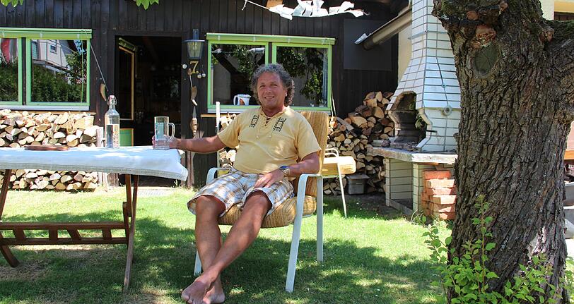 Hans Schuhbauer vor seinem Gartenhäuschen. Dort schläft er momentan auch &ndash; mit Blick zum Sternenhimmel.