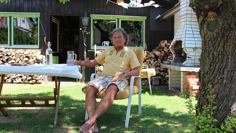 Hans Schuhbauer vor seinem Gartenhäuschen. Dort schläft er momentan auch – mit Blick zum Sternenhimmel. Hans Schuhbauer vor seinem Gartenhäuschen. Dort schläft er momentan auch – mit Blick zum Sternenhimmel.