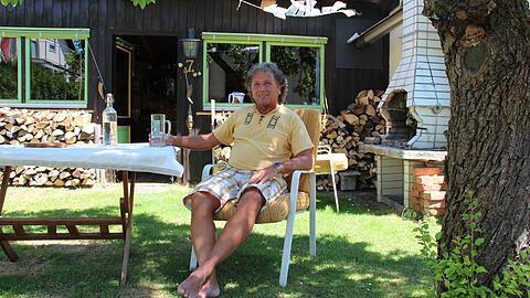 Hans Schuhbauer vor seinem Gartenhäuschen. Dort schläft er momentan auch &ndash; mit Blick zum Sternenhimmel.