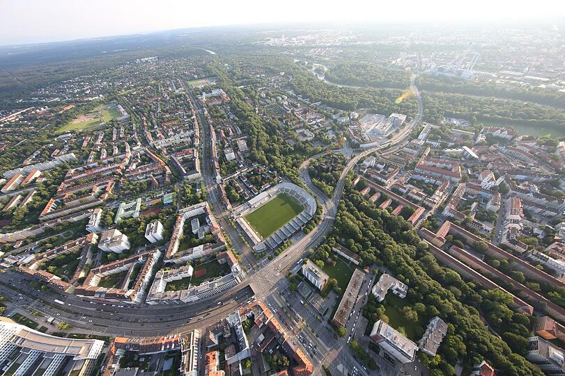 Ein Stadion mitten in der Stadt: Der Lärmschutz für die Anwohner ist das Hauptproblem bei einer Kapazitätserweiterung des Grünwalder Stadions.