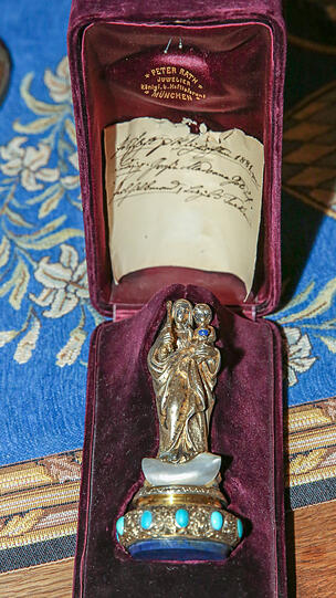 Das neueste Stück in der Riesen-Sammlung ist diese Petschaft mit Madonna, die Ludwig der Königsmutter schenkte. Damit brachte sie die Siegel auf ihren Briefen an. Oben auf dem kleinen Zettel hat sie notiert, wann und von wem sie das hübsche Stück bekommen hatte.