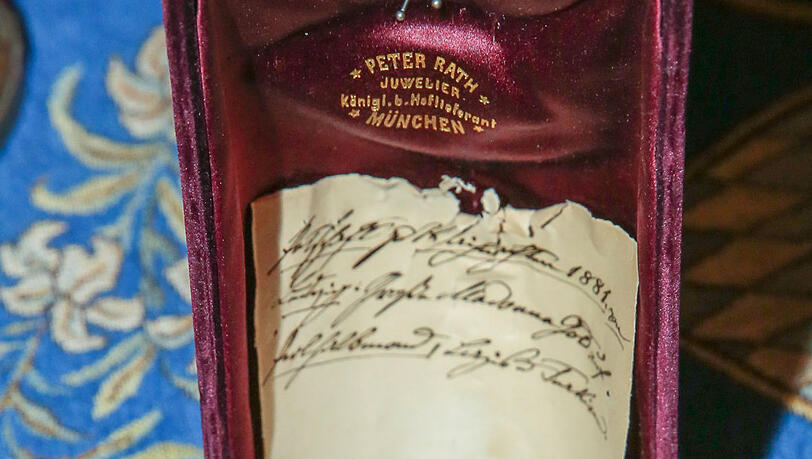 Das neueste Stück in der Riesen-Sammlung ist diese Petschaft mit Madonna, die Ludwig der Königsmutter schenkte. Damit brachte sie die Siegel auf ihren Briefen an. Oben auf dem kleinen Zettel hat sie notiert, wann und von wem sie das hübsche Stück bekommen hatte. Das neueste Stück in der Riesen-Sammlung ist diese Petschaft mit Madonna, die Ludwig der Königsmutter schenkte. Damit brachte sie die Siegel auf ihren Briefen an. Oben auf dem kleinen Zettel hat sie notiert, wann und von wem sie das hübsche Stück bekommen hatte.