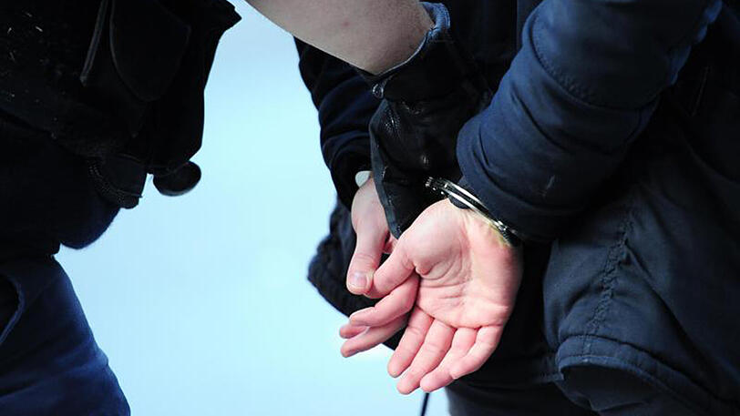 Ein 39-jähriger Mann rastete nach einem Streit so sehr aus, dass der festgenommen wurde. Später wurde er in die Psychiatrie überwiesen. (Symbolbild).