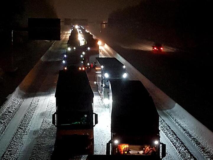 Lastkraftwagen auf der Autobahn 9 an der Anschlussstelle Hermsdorf Süd in Fahrtrichtung Triptis.